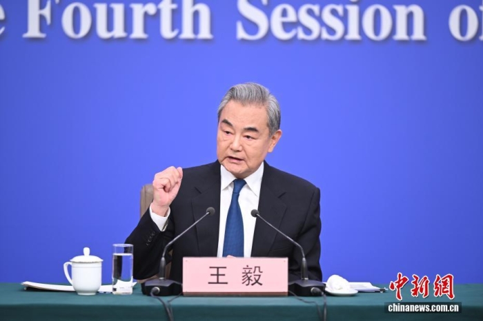3月8日上昼10时，104届齐邦人年夜4次集会正在梅天亚中央消息宣告厅举办记者会，恭请中同中心政事局委员、中接部少王毅便“中原中接策略战对于中关连”相干题目归问中中记者发问。中新社记者 田雨昊 摄
